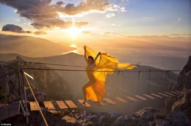 Bộ ảnh đẹp amp;#34;phát hờnamp;#34; của cô gái tóc vàng du lịch khắp thế gian - 1