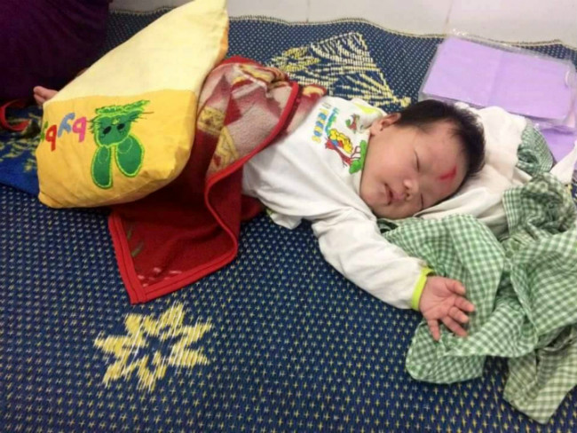 Cháu bé bị bỏ rơi trong đêm cùng lá thư của người mẹ đã được nhận nuôi - 1