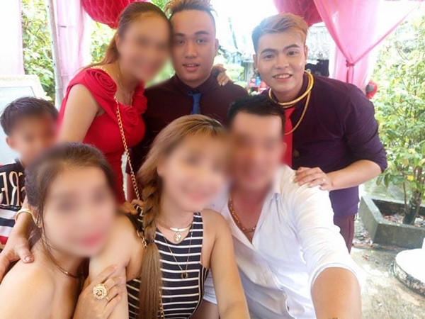 Lễ đính hôn cặp đôi đồng tính khiến dân mạng xôn xao, nhìn dàn bê tráp còn ngỡ ngàng hơn - 3