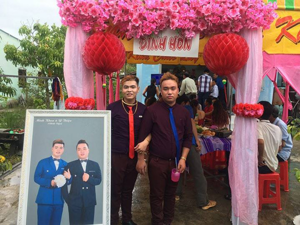 Lễ đính hôn cặp đôi đồng tính khiến dân mạng xôn xao, nhìn dàn bê tráp còn ngỡ ngàng hơn - 1