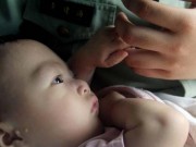 Tin tức - Tin tức 24h nổi bật: Bé trai 5 tháng bị bỏ rơi bất ngờ túm tay cảnh sát tìm thấy