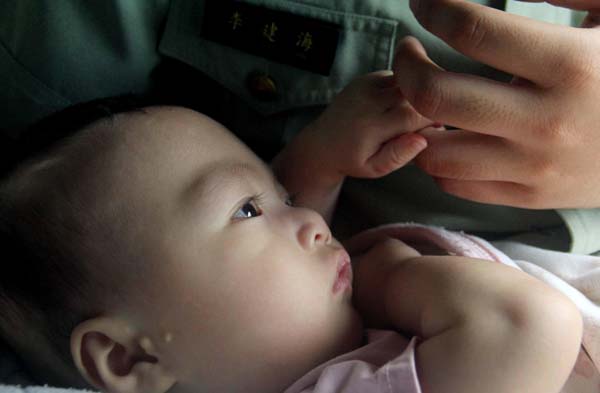 Tin tức 24h nổi bật: Bé trai 5 tháng bị bỏ rơi bất ngờ túm tay cảnh sát tìm thấy - 1