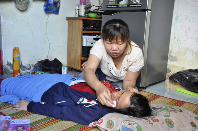 Tin tức 24h nổi bật: Bé trai 5 tháng bị bỏ rơi bất ngờ túm tay cảnh sát tìm thấy - 2