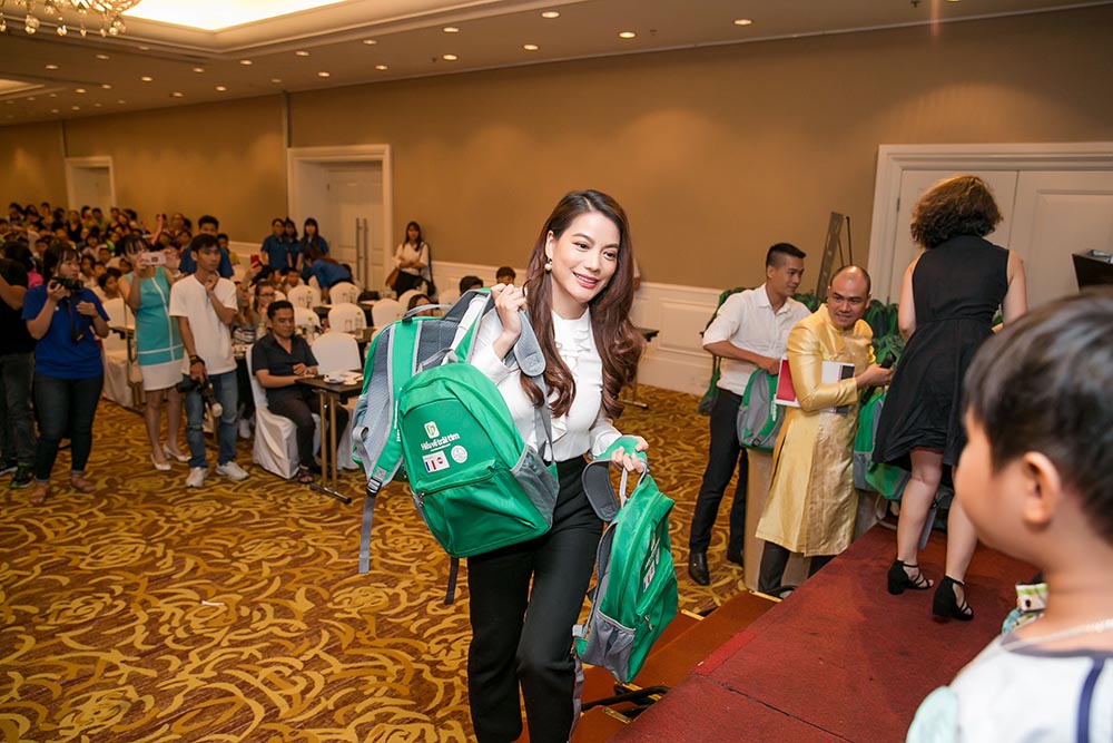 Trương Ngọc Ánh giản dị vui đùa cùng trẻ em nghèo - 6