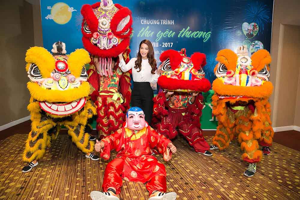 Trương Ngọc Ánh giản dị vui đùa cùng trẻ em nghèo - 2