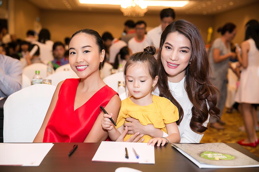 Trương Ngọc Ánh giản dị vui đùa cùng trẻ em nghèo - 4