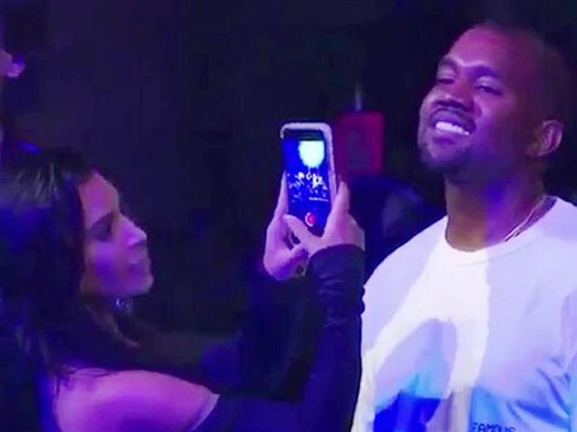 Chồng đắm đuối cá chuối nhìn gái, biểu hiện của Kim siêu vòng 3 khiến fan phì cười