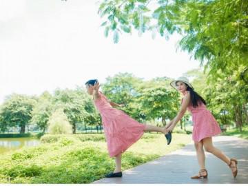 Cặp đôi chụp ảnh cưới siêu lầy: Cô dâu chú rể đều... mặc váy!