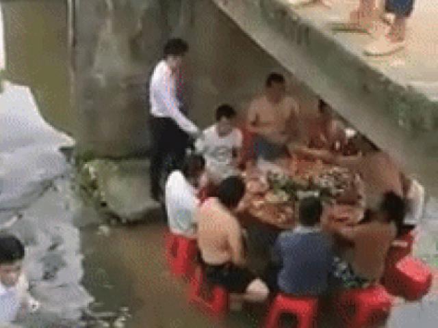 Nhậu dưới gầm cầu, chân ngâm giữa dòng nước mát - phương pháp đãi tiệc những ngày nắng nóng