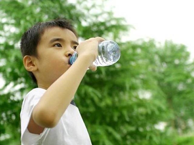 Trẻ nhỏ cũng sỏi thận vì những thói quen ăn uống cha mẹ không ngờ tới