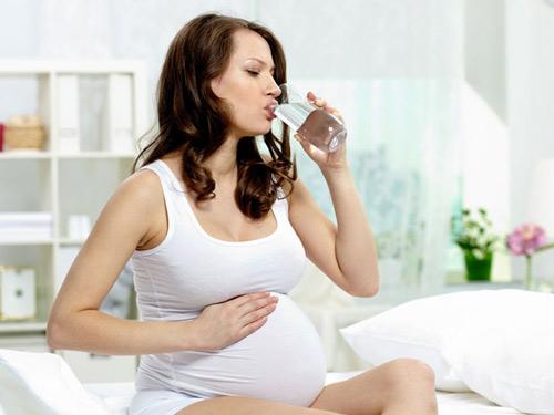 Những điều bác sĩ sản khoa muốn mẹ bầu ghi nhớ để an toàn trong ngày nắng nóng - 3