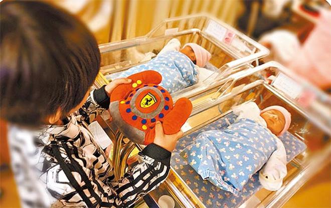 Cô nàng amp;#34;thường dânamp;#34; dấn thân theo đuổi thần tượng và chuyện tình bị cả thế giới ghét bỏ - 11