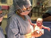 Bà bầu - Sau khi mổ ca sinh 4, bác sĩ ngỡ ngàng khi nghe thông báo từ người mẹ