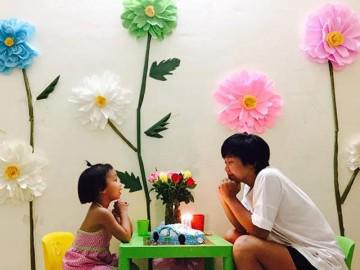 Mẹ đơn thân mê phượt tỉ mẩn trang trí căn phòng với những bông hoa “khổng lồ” tặng con gái