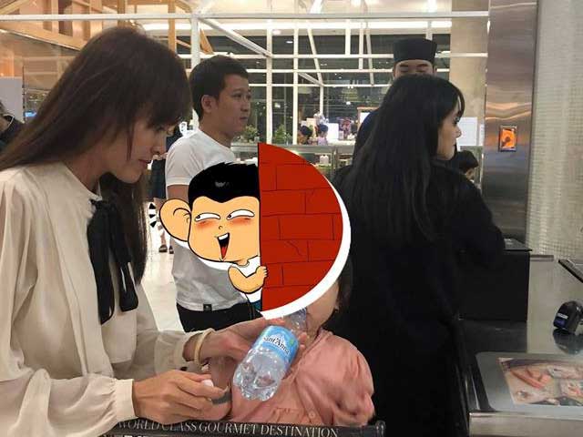 Lộ ảnh Trường Giang đi dép tổ ong, bị bắt gặp đi du lịch cùng Nhã Phương ở Thái Lan