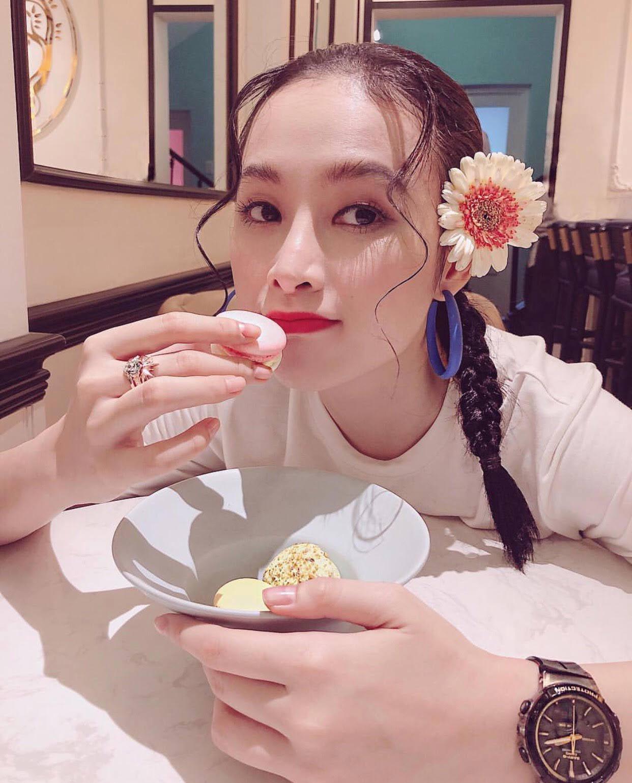 Học Hoa hậu Đỗ Mỹ Linh, Hoà Minzy cách buộc tóc chống nóng mà không làm to mặt - 4