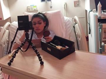 Không muốn tồi tàn lúc đi đẻ, mẹ trẻ nằm trên giường sinh vẫn trang điểm đủ 14 bước