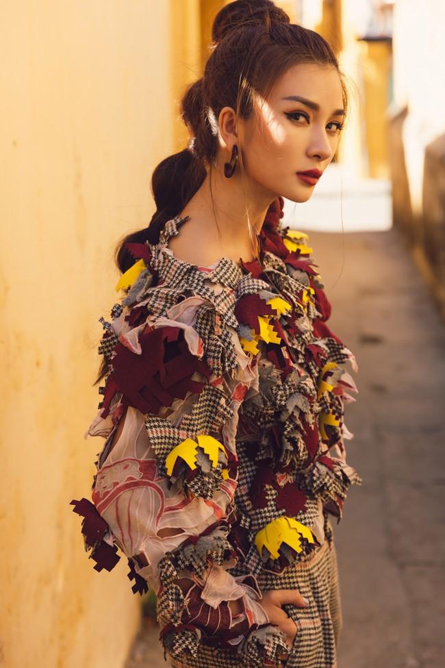 amp;#34;Đệ nhất mỹ nhân Sài Thànhamp;#34; Kim Tuyến khoe góc nghiêng thần thánh giữa lòng phố cổ - 2