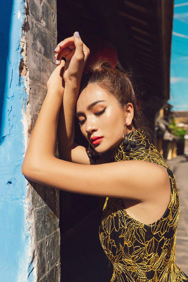 amp;#34;Đệ nhất mỹ nhân Sài Thànhamp;#34; Kim Tuyến khoe góc nghiêng thần thánh giữa lòng phố cổ - 5