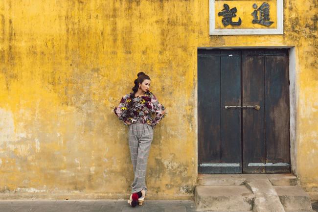 amp;#34;Đệ nhất mỹ nhân Sài Thànhamp;#34; Kim Tuyến khoe góc nghiêng thần thánh giữa lòng phố cổ - 4