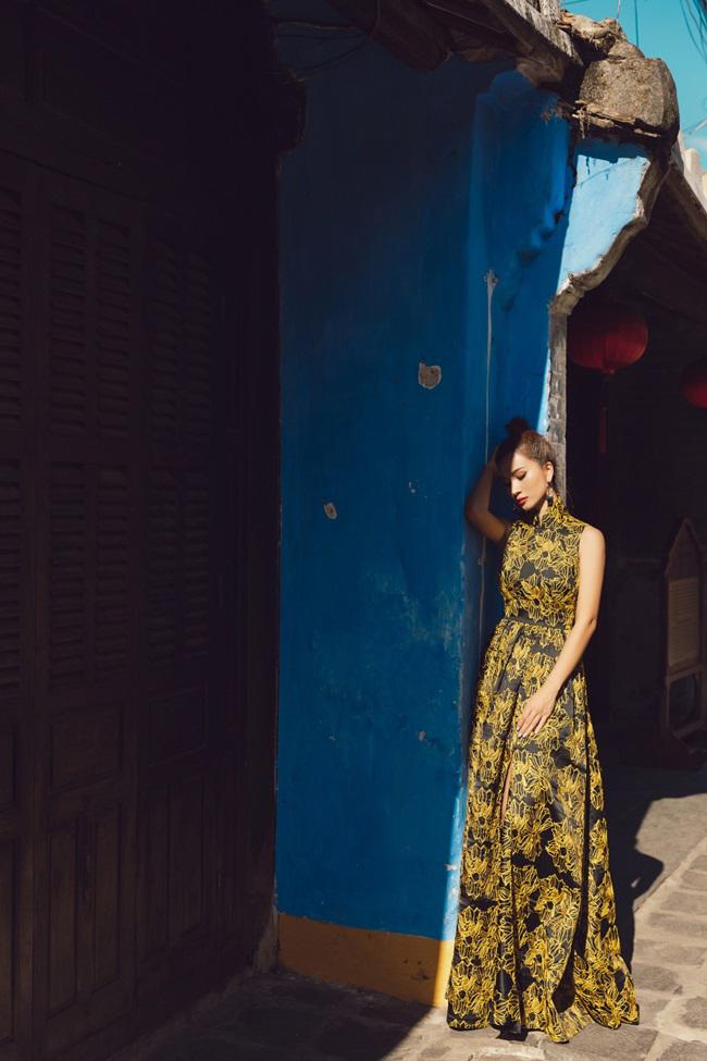 amp;#34;Đệ nhất mỹ nhân Sài Thànhamp;#34; Kim Tuyến khoe góc nghiêng thần thánh giữa lòng phố cổ - 6