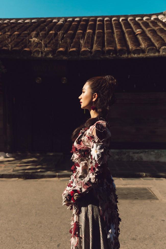 amp;#34;Đệ nhất mỹ nhân Sài Thànhamp;#34; Kim Tuyến khoe góc nghiêng thần thánh giữa lòng phố cổ - 9