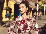 Giải trí - "Đệ nhất mỹ nhân Sài Thành" Kim Tuyến khoe góc nghiêng thần thánh giữa lòng phố cổ