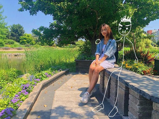 20 xuân xanh vẫn amp;#39;ếamp;#39;, cô nàng “thánh lầy” bày trò vẽ người yêu tưởng tượng lên ảnh - 1