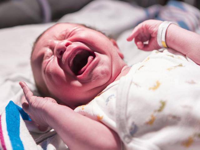 Trẻ sơ sinh hay vặn mình và giật mình chữa như thế nào?