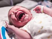 Làm mẹ - Trẻ sơ sinh hay vặn mình và giật mình chữa như thế nào?
