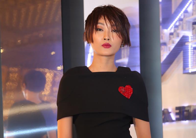 Người mẫu Kim Nhung gây khó hiểu với kiểu tóc dìm sắc một cách đáng tiếc.
