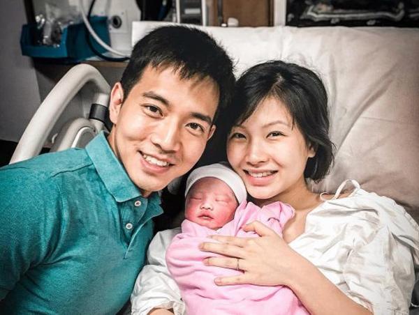 Ông bố hiệu trưởng đẹp trai tự tay đỡ đẻ cho vợ trong cơn mưa ngay trên vỉa hè - 2