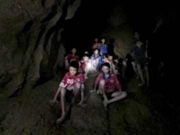 Giải cứu đội bóng mắc kẹt trong hang: Đã có người gặp vấn đề sức khỏe