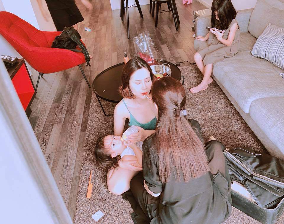 Lưu Hương Giang được khen amp;#34;đúng chuẩn mẹ bỉm sữaamp;#34; với bức ảnh chỉ ai làm mẹ mới hiểu - 1