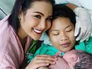 Bà bầu - Cô gái đồng tính 16 tuổi sinh con cho bạn gái 27 tuổi, bố em bé thực sự gây sốc