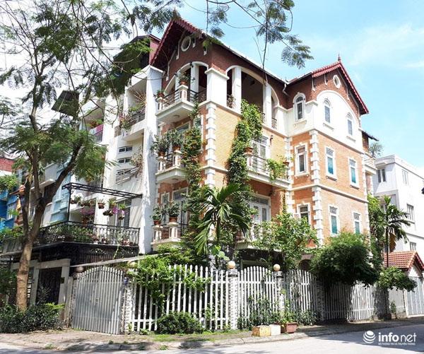 ban cong ngap tran hoa la xua tan nang nong cua nhung biet thu "hoanh trang" o ha noi - 1