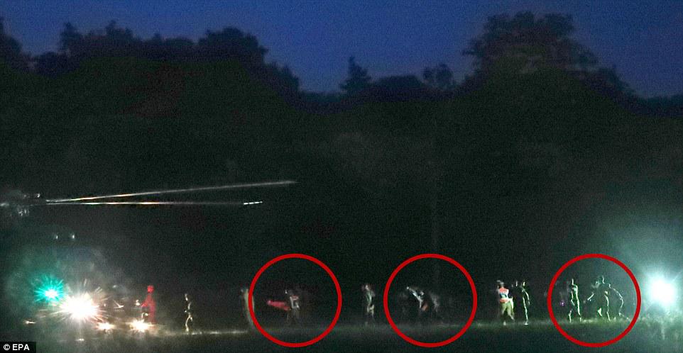 NÓNG: 4 cậu bé của đội bóng Thái Lan được giải cứu khỏi hang động - 1