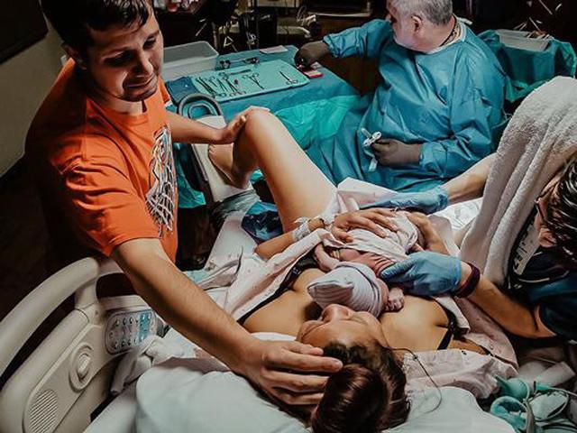 Chồng mếu máo đứng nhìn vợ đẻ con, lý do thực sự khiến ai cũng bất ngờ
