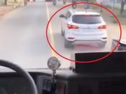 Tin tức - Tài xế lái xe sang bị cộng đồng mạng "ném đá" dữ dội vì hành động bất ngờ này