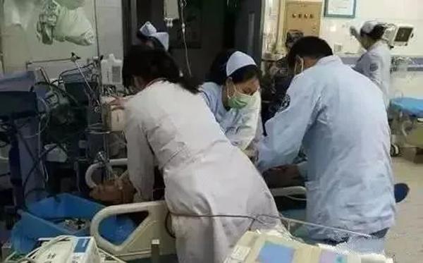 Vừa vào nhà tắm vài phút, người đàn ông bỗng ngã khuỵu xuống nền vì không nghe vợ dặn - 2