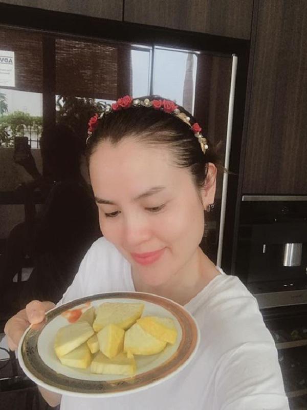 amp;#34;Hoa hậu rửa chân cho chồngamp;#34; đẹp bằng loại quả chuyên dùng để nhậu - 2