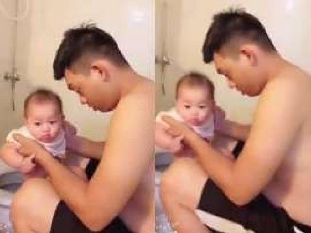 Trắng đêm vì mê World Cup, ông bố vừa ngủ gật vừa giữ bé ngồi bồn cầu