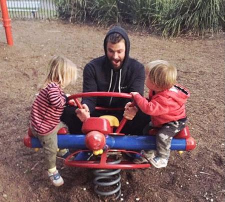 Nổi tiếng thế giới nhưng với con, các ông bố cũng có khoảnh khắc amp;#34;kẹo ngọtamp;#34; thế này! - 15