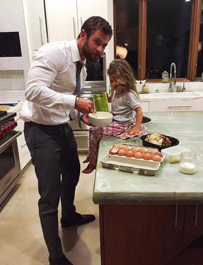 Nổi tiếng thế giới nhưng với con, các ông bố cũng có khoảnh khắc amp;#34;kẹo ngọtamp;#34; thế này! - 17