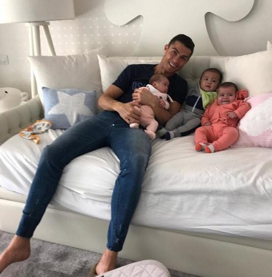 Nổi tiếng thế giới nhưng với con, các ông bố cũng có khoảnh khắc amp;#34;kẹo ngọtamp;#34; thế này! - 3