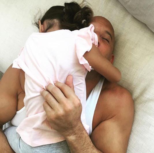 Nổi tiếng thế giới nhưng với con, các ông bố cũng có khoảnh khắc amp;#34;kẹo ngọtamp;#34; thế này! - 14