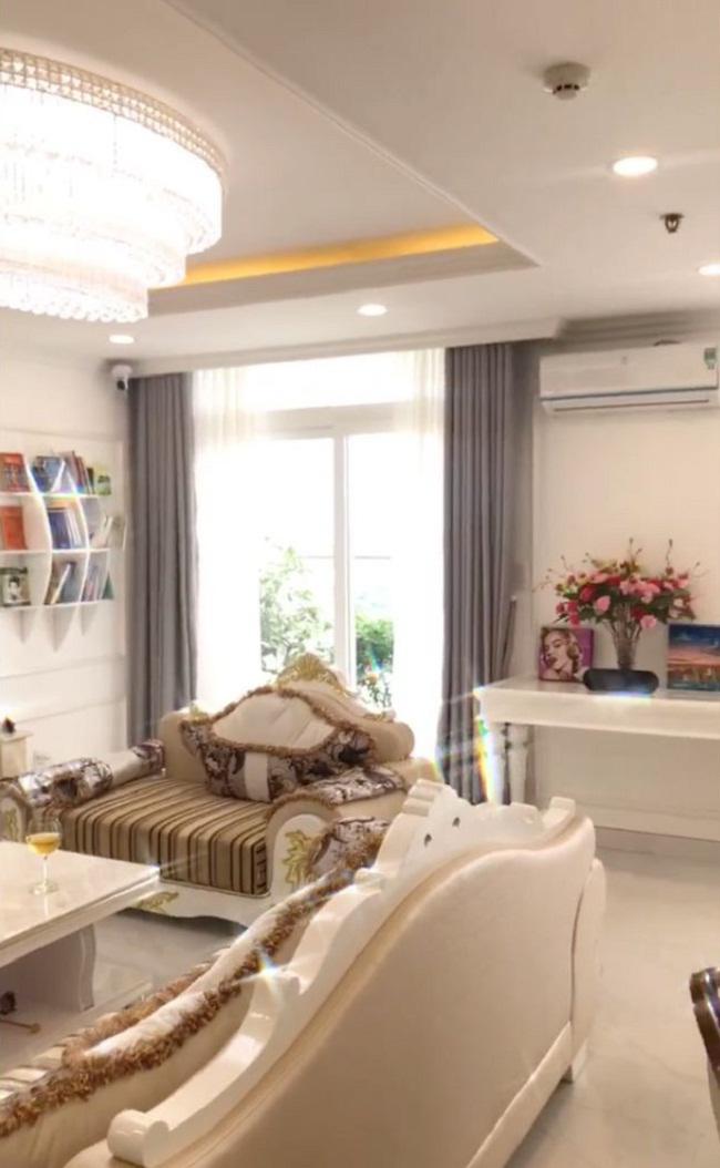 Phi Thanh Vân livestream khoe rèm cửa nhà 10 tỷ, nhưng ai cũng chú ý đến nội thất xa hoa - 1