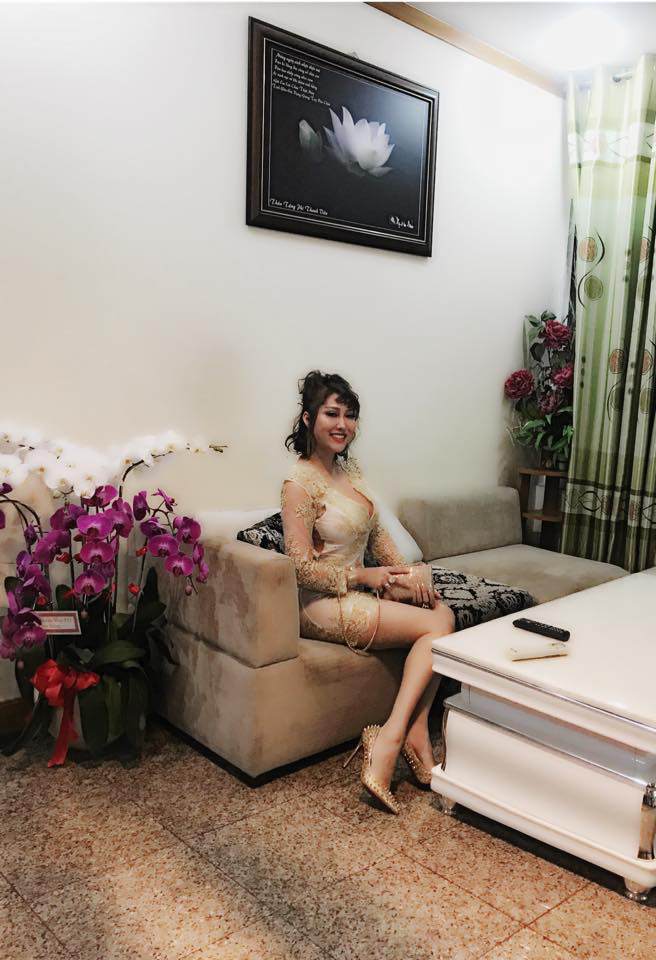 Phi Thanh Vân livestream khoe rèm cửa nhà 10 tỷ, nhưng ai cũng chú ý đến nội thất xa hoa - 15