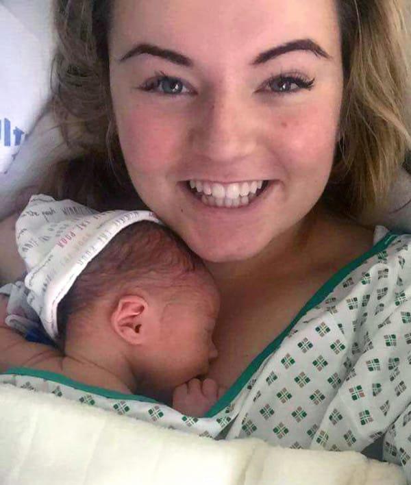 Mổ đẻ gấp vì thai chết lưu, cảnh tượng bên trong bụng khiến bác sĩ không thể tin nổi - 1