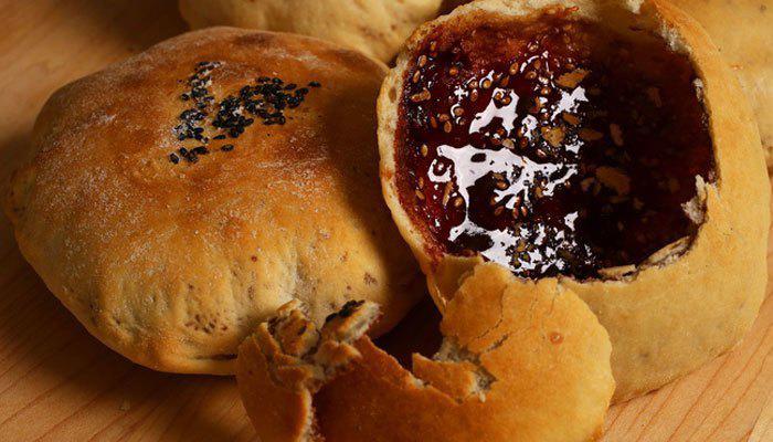 Nghe quảng cáo bánh mì đặc ruột, anh chàng khóc khi mở bánh ra, dân mạng rần rần tranh cãi - 2